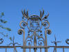 Stemma della famiglia De Mezzan posto a decorazione dell'imponente ringhiera in ferro battuto che circonda la villa padronale