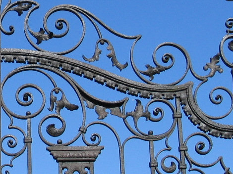 Ringhiera in ferro battuto dello scultore Carlo Rizzarda - Particolare del cancello d'ingresso