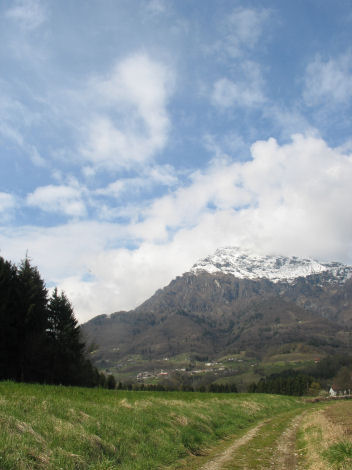 Scorcio del Monte San Mauro visto da Villabruna in provincia di Belluno in una domenica di marzo