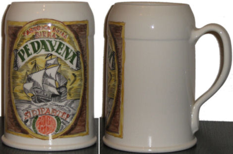 Boccale bianco in ceramica dipinto a mano con l'etichetta della birra Prima Cotta prodotta alla birreria di Pedavena